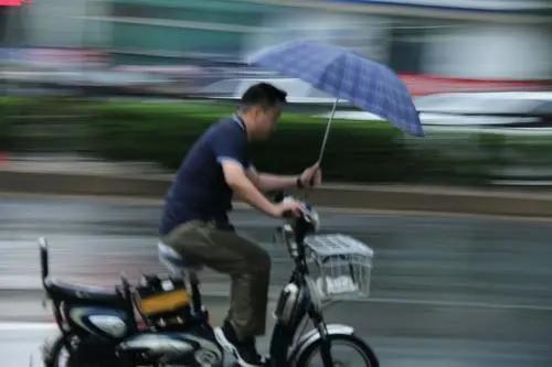 电动车雨季骑行必须了解的防护技巧