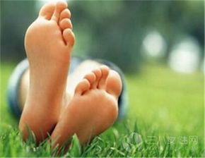 女性突然脚臭的原因有哪些 引起脚臭的原因 
