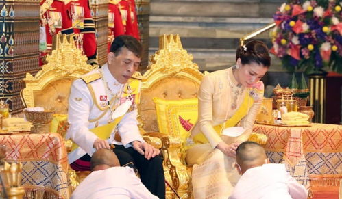 泰国王室 铁三角 组合亮相,诗妮娜满脸不高兴,苏提达满脸笑意