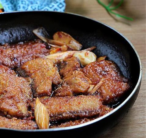 红烧带鱼的做法,红烧带鱼，一道美味且家常的菜肴，鲜嫩的带鱼肉在经过红烧