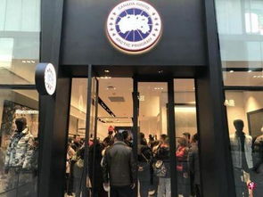抵制结束 加拿大鹅北京店开业,中国顾客排队购买
