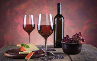 红酒是属于女人的酒,尤其是成熟女人,那么艳丽的红,但赏心悦目 且飘溢幽香