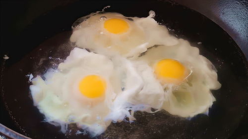 煮荷包蛋,水开了别直接下锅,记住这个小技巧,鸡蛋圆润还不散花 