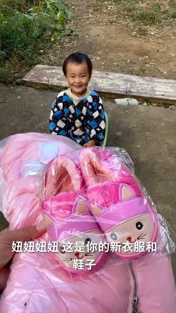 给女儿买了新衣服和新鞋子,她穿上后很开心 