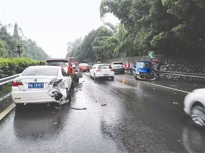 成雅高速13小时近40起车祸 还好,侵占应急车道的不多 