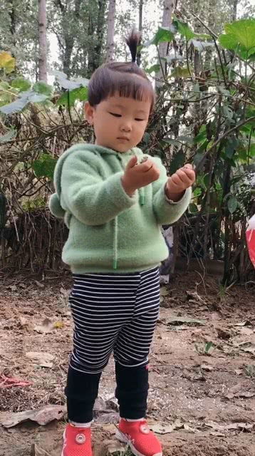 今天帮姥姥干活弄了一手土,她还挺好奇的样子 