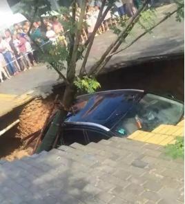 路面塌陷小车坠坑 或为连续几场暴雨导致地面坍塌