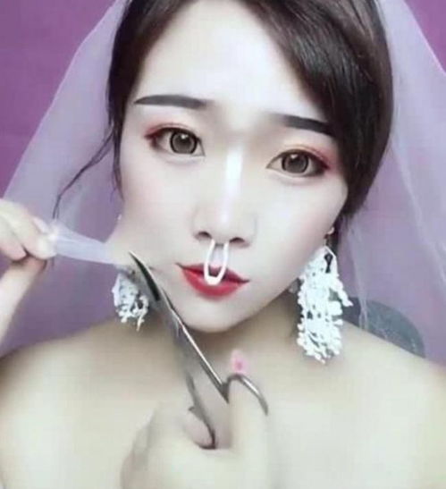 儿子结婚,婆婆让儿媳当众卸妆,卸完妆后亲戚纷纷鼓掌