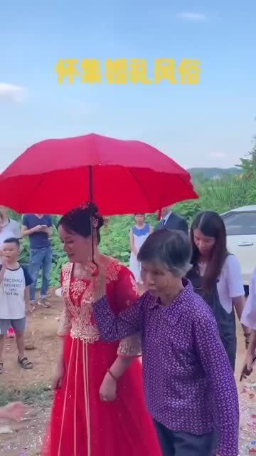 复古怀旧婚礼,为什么非要打红伞,让我百思不得其解 