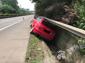 打方向过猛 女司机高速路上把车开进排水沟