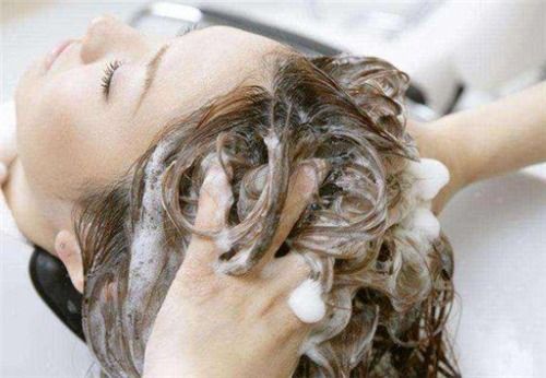 秋天和冬天经常脱发的原因是什么 秋冬如何护理染发 