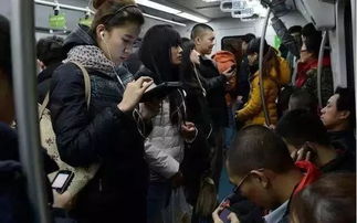 为何我们坐地铁在玩手机而外国人却在看书 真相揭开让欧美尴尬