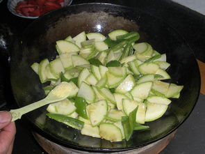 青椒炒西葫芦怎么做好吃 青椒炒西葫芦图解做法与图片 菜谱 好豆 