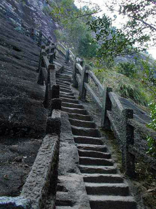 形容山高路陡的说说句子