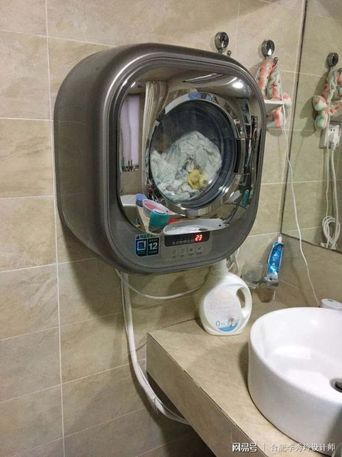 卫生间里装个壁挂洗衣机,挂在马桶上方,洗衣废水直接冲厕所省水