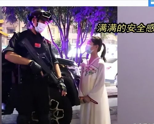 暖心!特警捂枪口下蹲与小女孩合影,特警合影为什么捂住枪口-第1张图片