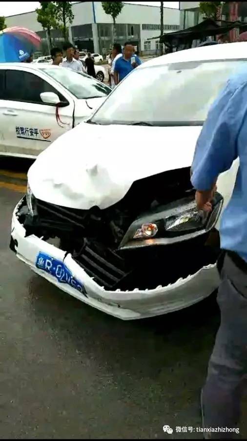 事发定陶科目三考场 一学员练车与私家车相撞,车辆严重变形 
