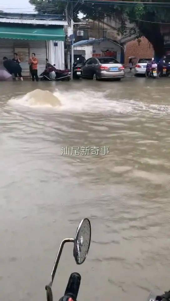 暴雨突袭,海丰县城水淹严重,直到晚上有一班人还在