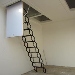 如图所示,楼梯设置的区域会挡着厨房门,应该设置什么样子的楼梯呢 