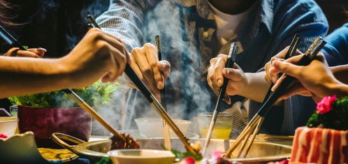 梦见大家一起吃饭有鬼(梦见吃饭遇到鬼)