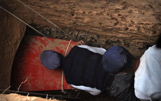 农村丧葬习俗 棺材重1.2吨需16人抬,称见棺发财