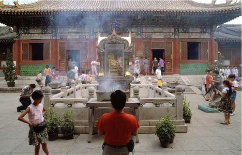 中国最赚钱的寺庙 僧人个个肥头大耳,每日还需用麻袋装钱