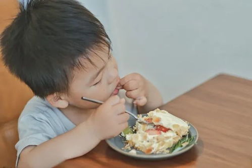 孩子一顿饭吃一两小时,可能不单单是吃饭慢而已,四种原因要重视