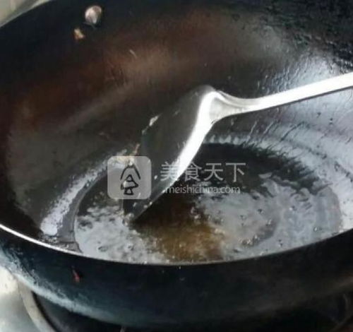 寒冷的冬天,在家做上一锅地锅喝饼,一家人围在桌边品尝美味,其乐融融