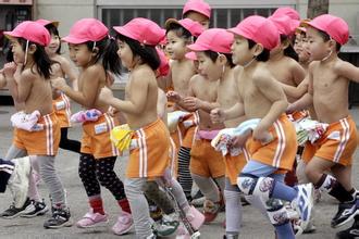 大冬天 日本孩子真的赤膊跑步