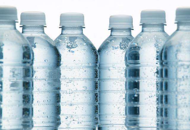 水在地球上几亿年都不过期,为什么放到瓶子里就会过期 来看看