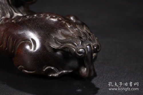 小叶紫檀案上狮子摆件一对 尺寸 长12.9cm 宽6.8cm 高7.4cm 此对案头狮摆件取材小叶紫檀精雕而成,木质优异,牛毛纹理细密清晰,色泽沉稳古雅,包浆醇厚自然 精雕狮子一对 