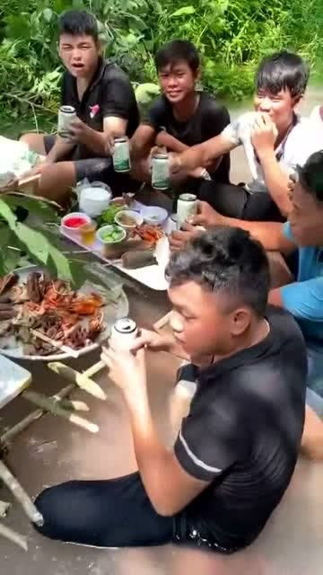 越南人吃饭,都泡在水里,女生就有点吃亏了 