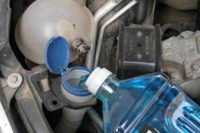 汽车玻璃水可以混加吗,汽车玻璃水能混着用吗