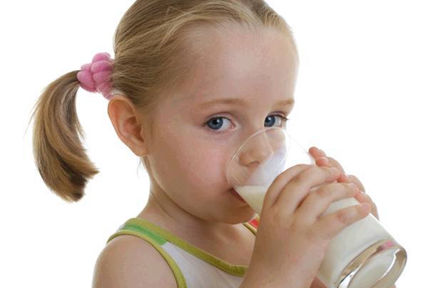 从中医角度看喝牛奶的最佳时间 中国小孩子到底适不适合喝牛奶 