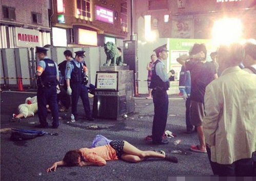 女子深夜醉倒街头,见民警称清醒了,紧接着说 反正我已经到家了