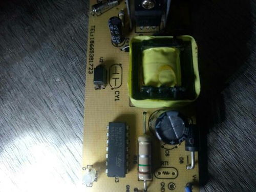 12v充电器有电压输出 但指示灯不亮 万用表测量指针不停的摆动 电压不稳定 请问是什么元件坏了 