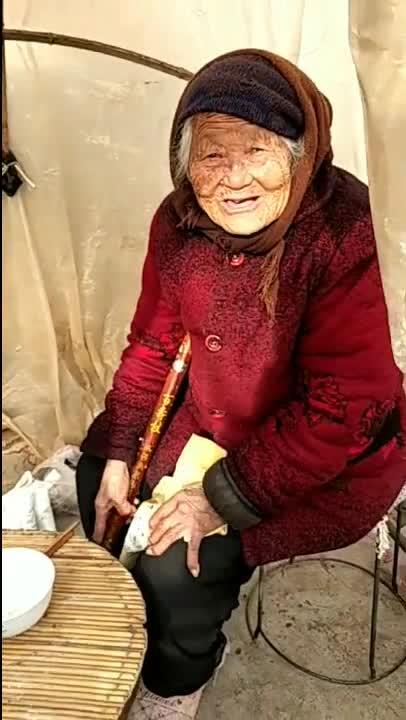 95岁某农村老奶奶,就是这样取暖的,看着很可怜 