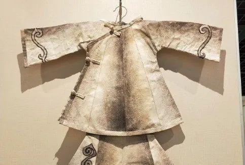 视频丨东北最奇特部落 上千年来身穿鱼皮衣,鱼皮怎样变成衣服的呢