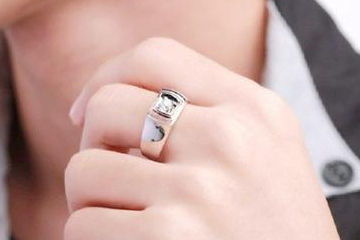 男人戴戒指的含义,男生每根手指戴戒指有什么含义？