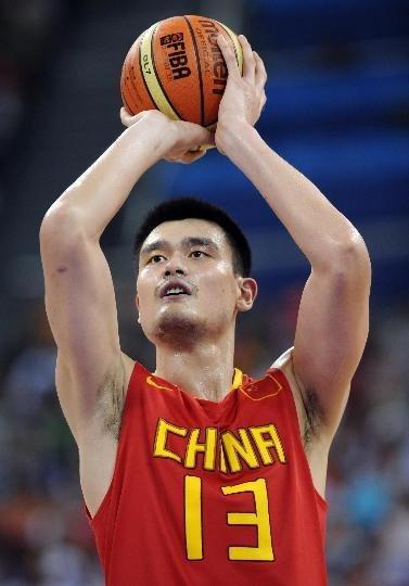 励志 中国男篮名宿姚明,从菜鸟到名人堂的NBA生涯