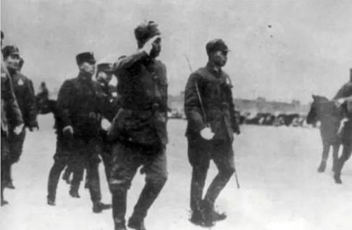 1933年,宋哲元在视察部队的照片,当时装备简陋的29军组织大刀队