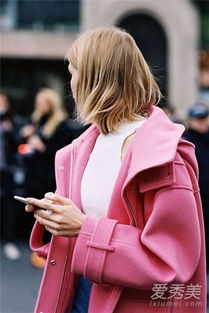 粉红色外套搭配什么颜色打底衣好看 