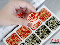 图片频道 中国艺术教育网 北京展出楼兰漠玉 月饼 第3张图 9月2日,一种可以边下边吃的象棋月饼在南京一蛋糕西点店亮相.9月2日,一种可以边下边吃的象棋月饼在南京一蛋糕西点店亮相 