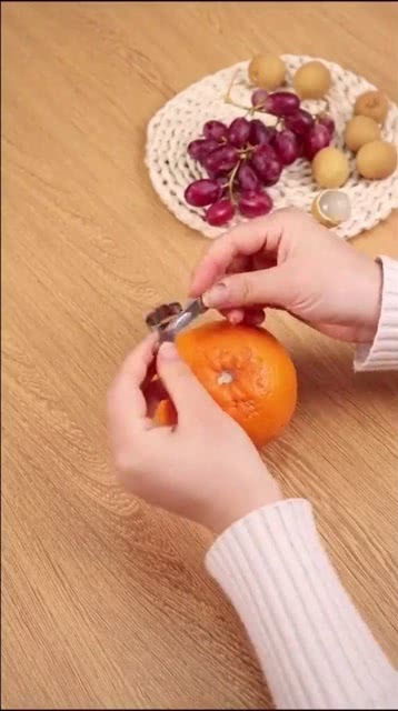 剥橙子的工具怎么用(剥橙子神器使用教程)