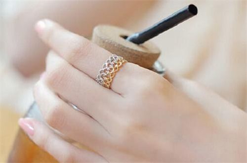 结婚戒指戴哪个手指 结婚戒指怎样佩戴更好看