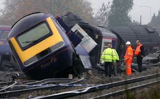 英一火车与汽车相撞脱轨 造成至少6死36伤