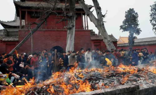 中国香火 最旺盛 的寺庙,随时面临失火的危险,游客多如牛毛