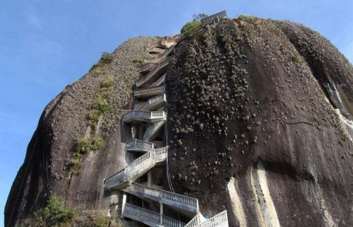 世界上最陡的房屋,建在10万吨的巨石上面,回家一趟累得精疲力尽