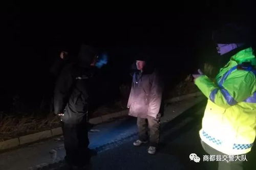 暖心一刻 商都交警护送迷路老人安全回家