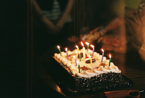 带蜡烛的生日蛋糕图片 祝你生日快乐素材